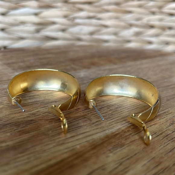 Vintage 1970’s Gold Matt e & Shiny Design 1 1/2” Hoop Earrings - Picture 3 of 6